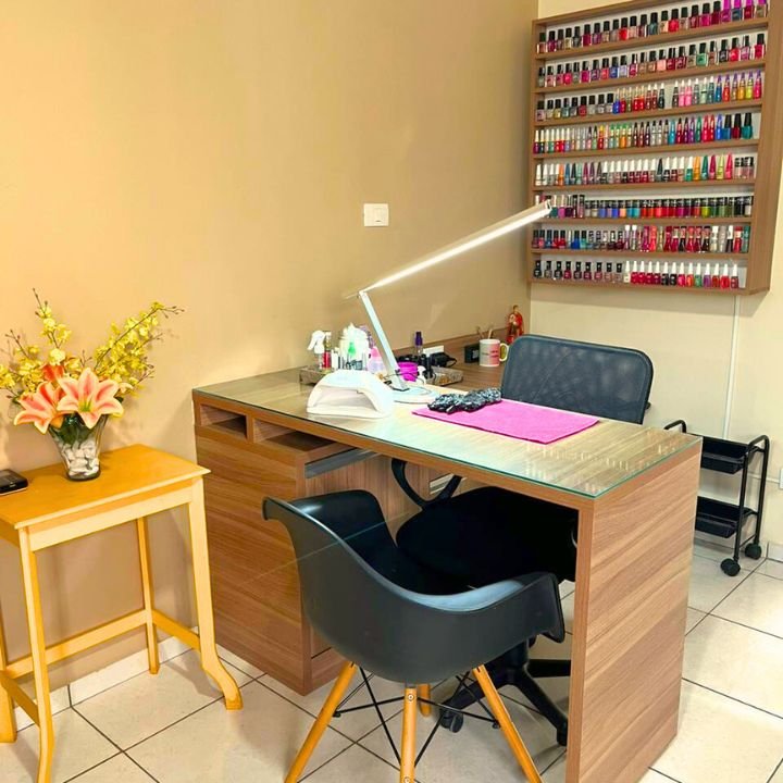 Aline_Rocha_Studio_manicure_em_Ourinhos,_a_esmaltação_é_uma_arte_realizada_com_paixão_e_dedicação._Com_habilidade_e_precisão,_cada_cliente_é_tratado_com_cuidado,_escolhendo_o_esmalte_perfeito_para_realçar_a_beleza_das_unhas_com_serviço_de_manicure._Utilizando_produtos_de_alta_qualidade,_garantimos_unhas_impecáveis_e_duradouras._Studio_de_manicure_com_um_ambiente_acolhedor,_prezamos_pela_saúde_das_unhas_e_oferecemos_tratamentos_completos_de_manicure_e_pedicure,_esmalte_em_gel,_blindagem_em_unhas_naturais._Aline_Rocha_Studio_manicure,_trabalha_com_sobrancelhas,_design_de_sobrancelhas,_depilação_feminina_com_cera_quente._Aline_Rocha_profissional_nail_designer_altamente_qualificada_em_Ourinhos_#Manicure, #Esmaltação, #Unhas, #Serviçodemanicure, #Pedicure, #Esmalteemgel, #Blindagemdeunhas, #Designdesobrancelhas, #Depilação_feminina, #Cera_quente, #Produtos_de_alta_qualidade, #Ambienteacolhedor, #Tratamentoscompletos, #AlineRocha, #Naildesigner